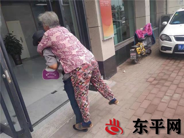 东平县：弯腰背起老人 她用行动诠释服务真谛
