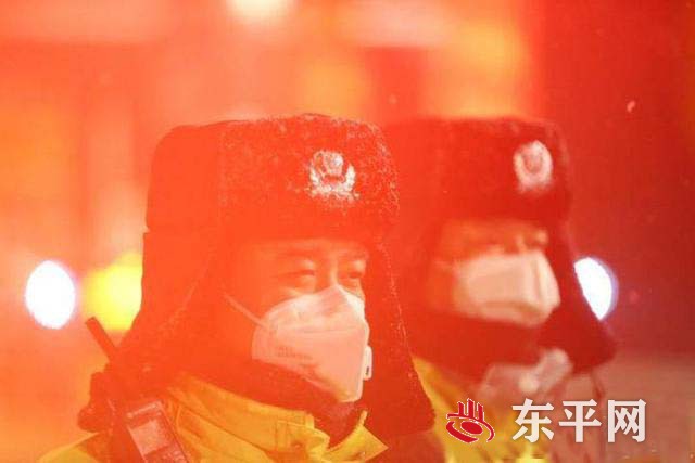 东平交警不畏风雪夜坚守岗位抗战新型冠状病毒感染肺炎疫情