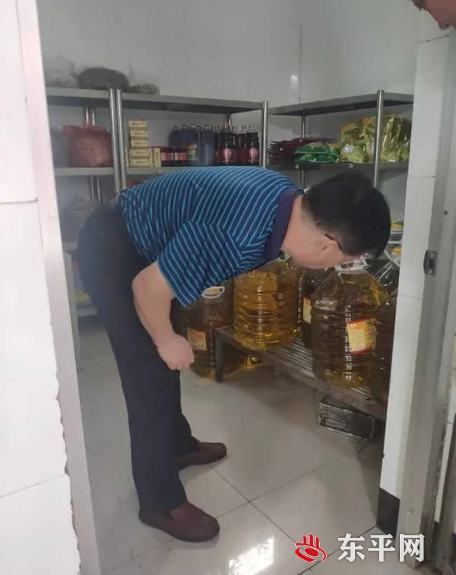 东平县佛山中学校长检查餐厅开学准备工作 东平县佛山中学校长检查餐厅开学准备工作