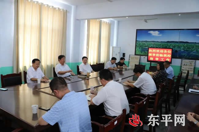 我县领导到部分中小学校走访慰问教师