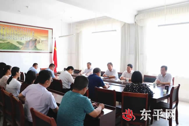 我县领导到部分中小学校走访慰问教师
