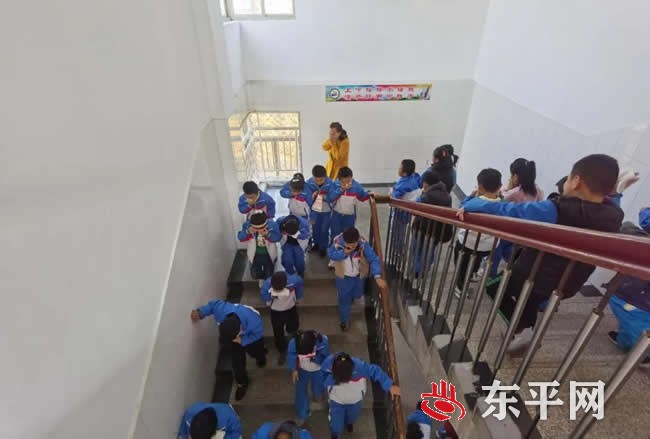 东平县第二实验小学举行消防安全疏散演练活动