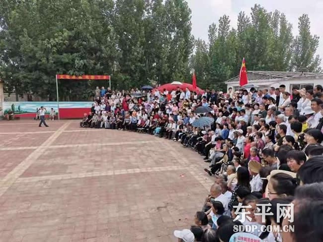 沙河站镇侯圈村500余名村民同框共拍全家福