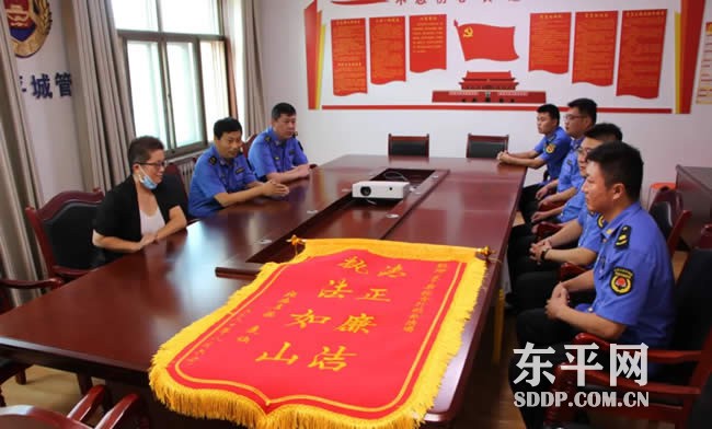 东平县综合行政执法局:执法服务暖人心 群众感谢送锦旗 东平县综合行政执法局:执法服务暖人心 群众感谢送锦旗