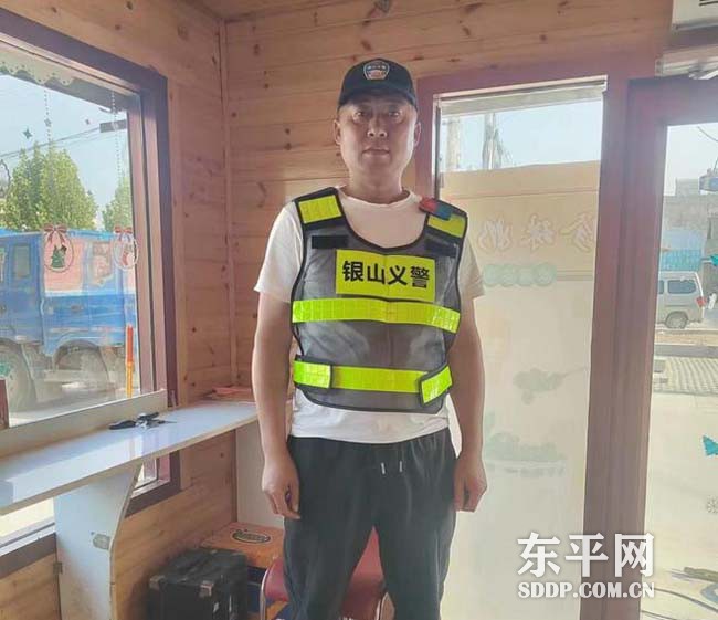 银山镇义警敢于担当勇救火