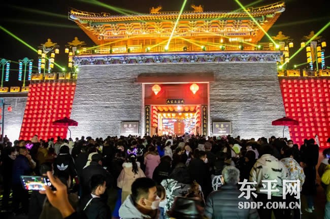 东平大宋不夜城游人如织 开园2天近10万人