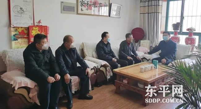 东平县综合行政执法局新春走访慰问退休老干部