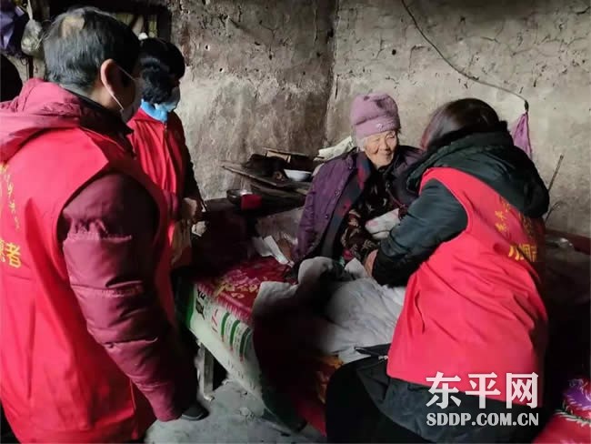 银山镇：真心服务群众 暖心保障过年