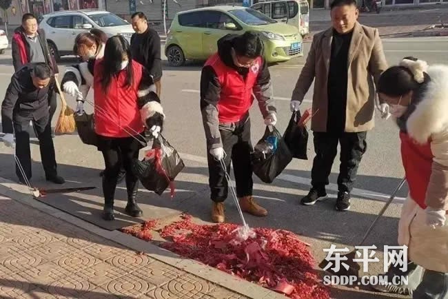 沙河站镇团委组织青年志愿者开展环境整治活动