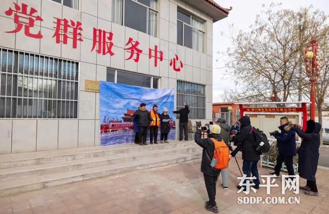 梯门镇开展文艺下乡送温暖活动