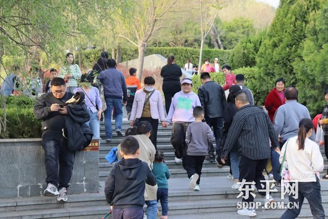 白佛山景区免费开放 市民踏青游园乐享春色